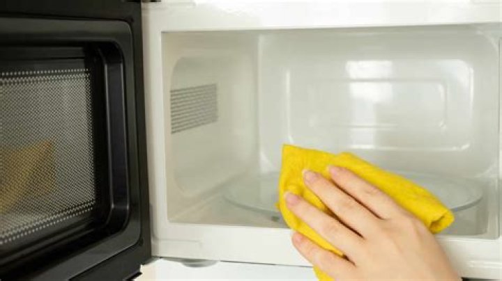 How do you clean a microwave without lemon juice?