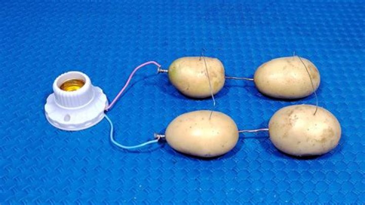How do you make electricity with a potato?