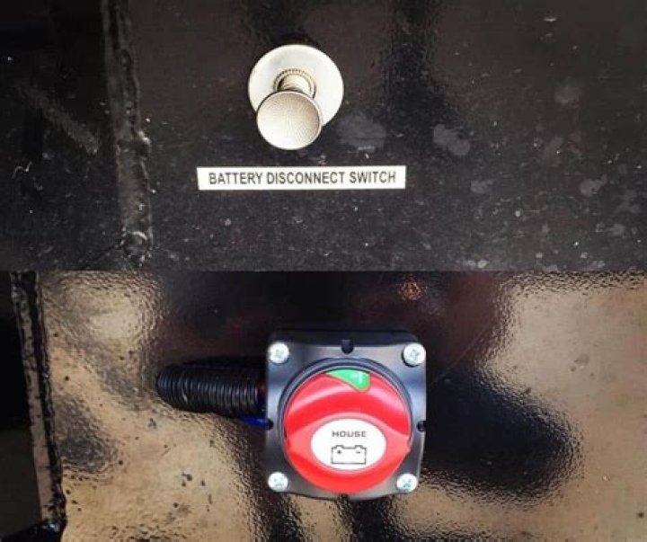 How does battery disconnect switch work?