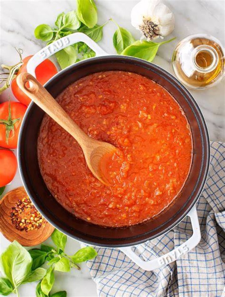 How is tomato sauce made?
