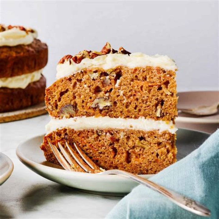 What is the difference between spice cake and carrot cake?