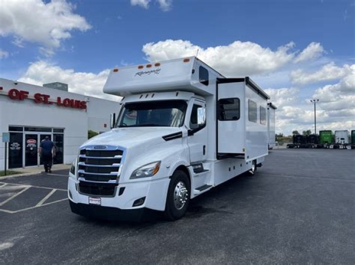 What motorhomes use Freightliner chassis?