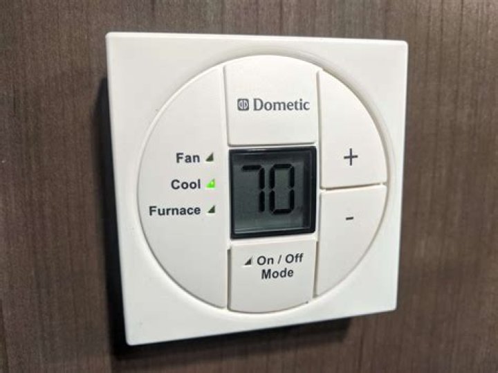When do I get an error code on my Dometic thermostat?